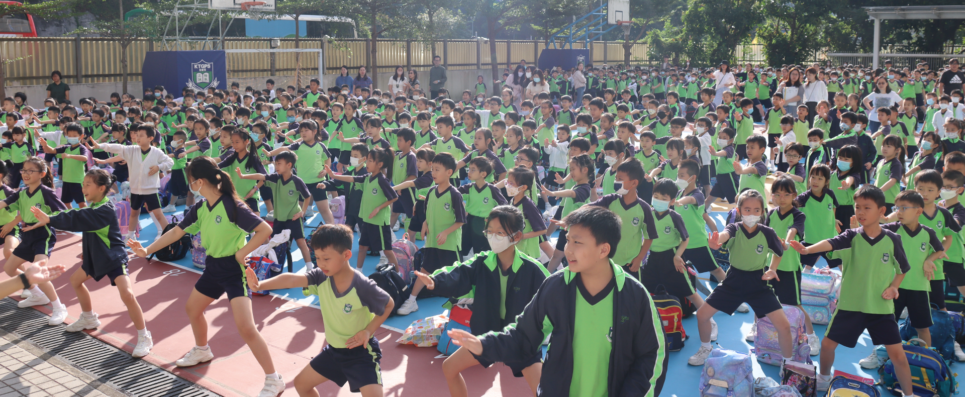 早操：全校學生打少林拳